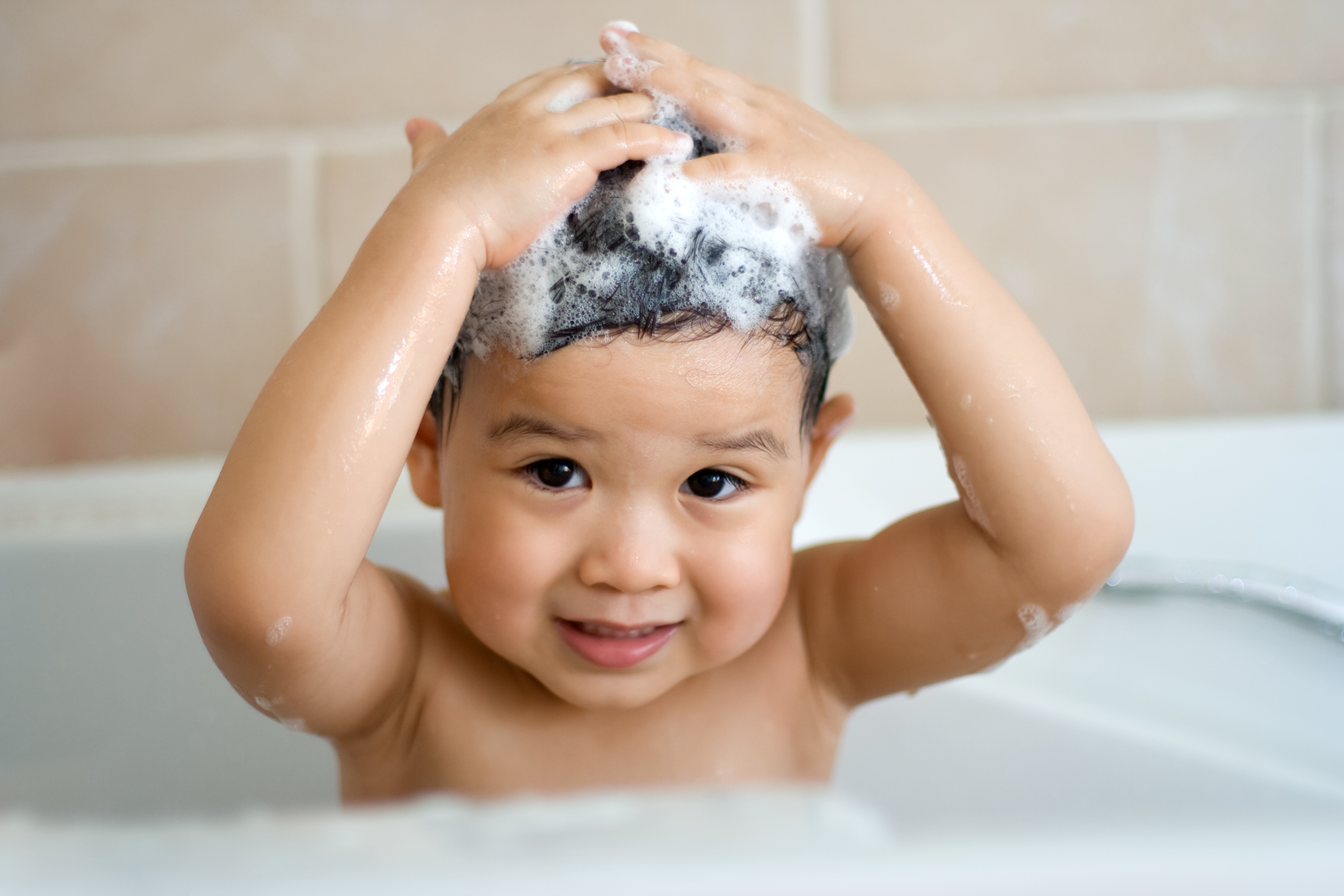 Уход за волосами ребенка. Гигиена волос. Гигиена головы и волос. Мытье ребенка. Мытье волос ребенка.